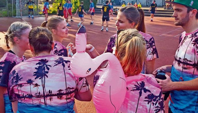 Spaß beim Spiel in bunten Shirts