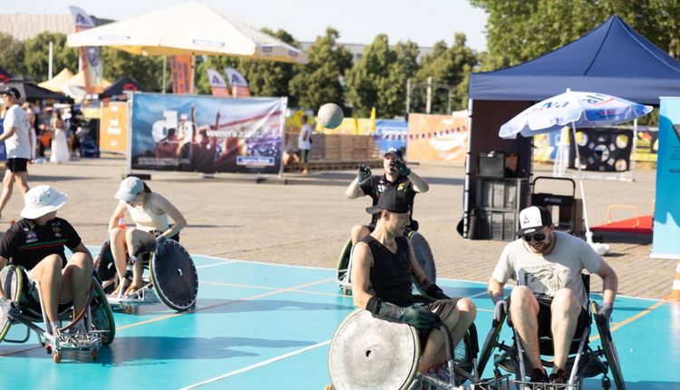 Glühende Rollstuhlreifen beim Kesselfestival