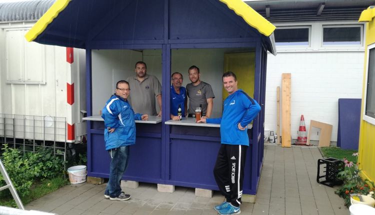 Grillhütte am Sportplatz steht