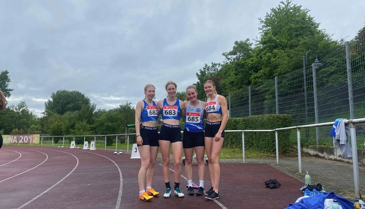 Wettkampf der weiblichen Jugend u20 in Niefern-Öschelbronn über 4x400m