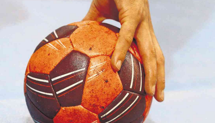 In allen Ligen wird wieder zum Handball gegriffen