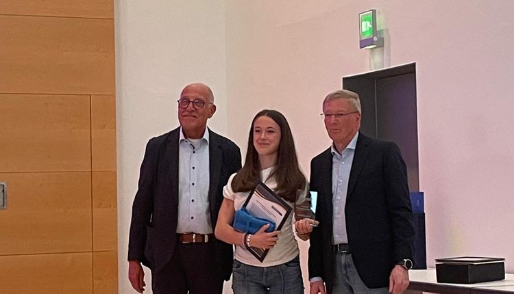 Rebecca Schoell für außergewöhnliches Engagement ausgezeichnet